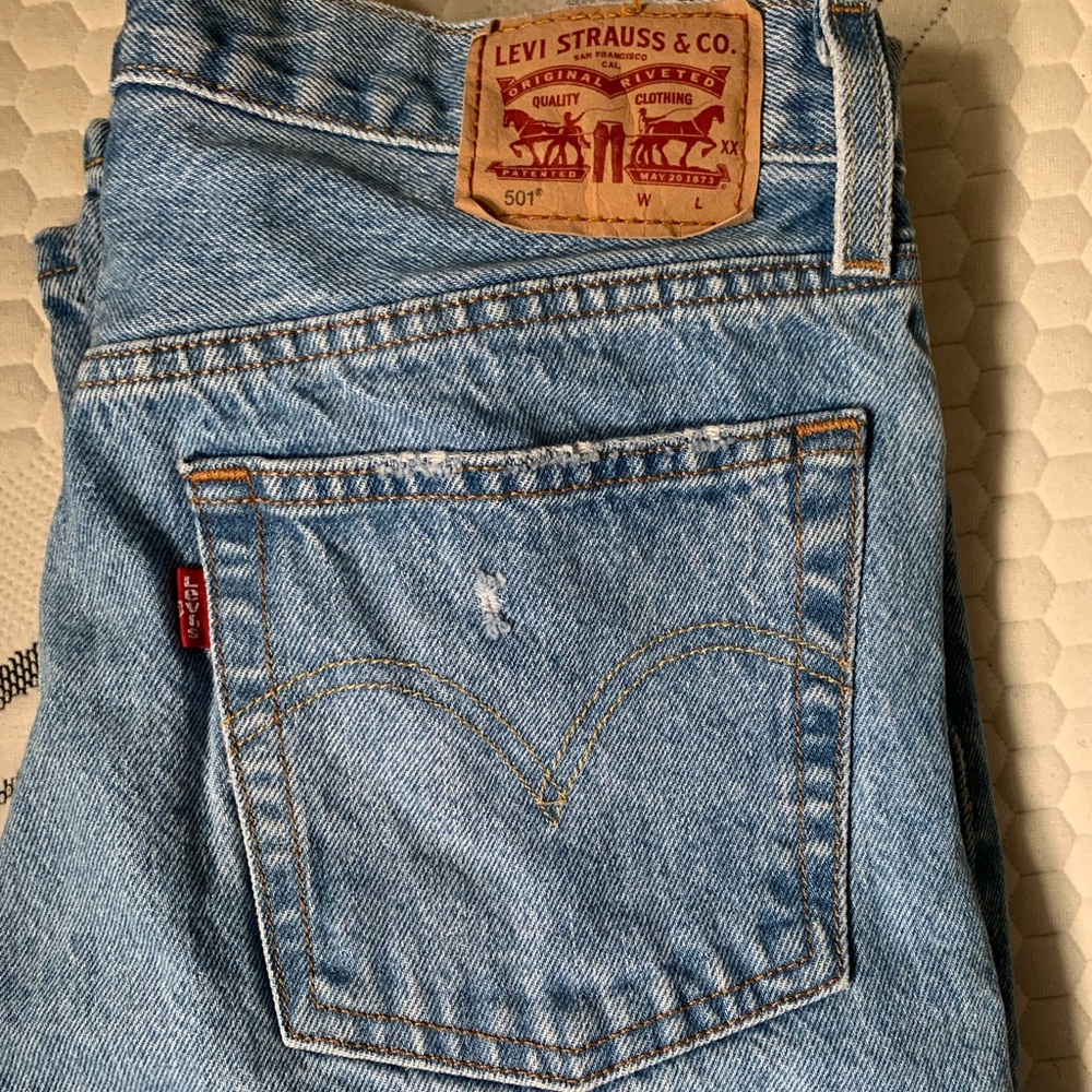Women’s High Waisted Blue Distressed Levi’s 501 jeans